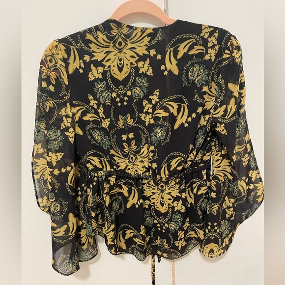 Bebe Split sleeve Deep V top XXS - Picture 3 of 3